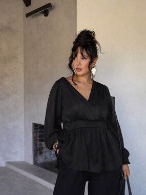 TORRID BLACK CHIFFON BLOUSE PEPLUM LONG SLEEVE SIZE 2 (2X)